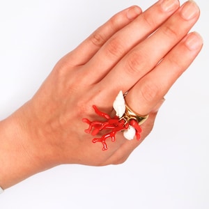 Statement gold ring with red coral charms, white shells and golden coral details – adjustable band for a bold Mediterranean summer look