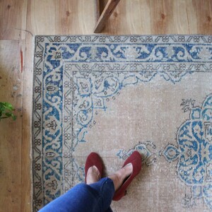 Vintage Turkse tapijt, rustieke verschoten turquoise bloemen tapijt, gelukkig versleten Boheemse runner tapijt