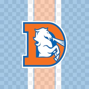 Puede incluir: Un logotipo con un caballo blanco encabritado dentro de una letra "D" naranja con un contorno azul. El fondo tiene un patrón de cuadros azul claro con rayas verticales naranjas y blancas.
