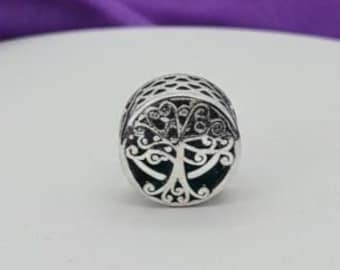 Charm calado con diseño de raíces familiares, ideal para pulseras. Joyería femenina para uso diario. Regalo para ella.