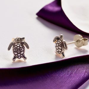 Zilveren kleine oorbellen met schildpad, minimalistische stijlstekers, op de oceaan geïnspireerde sieraden, damesaccessoire, dagelijks of gelegenheidskleding, leuk cadeau