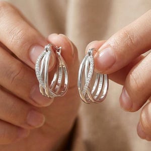 Orecchini a cerchio in argento sterling, a più fili incrociati con zirconi cubici, ideali come regalo.