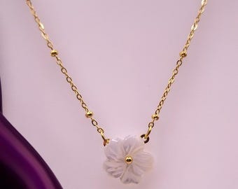 Perlmutt Blumen Anhänger auf Gold Satelliten-Ketten-Halskette, eleganter Damen Schmuck, zierliches Design, Anlasskleidung, Jubiläumsgeschenk