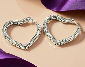 Zilveren hart bedel slangenketting hoepeloorbellen, moderne sieraden voor vrouwen, fashion design, minimalistische stijl, damesaccessoire, cadeau voor haar