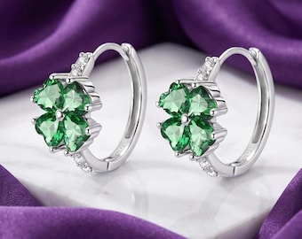 Pendientes de aro de plata de ley con diseño de trébol de cuatro hojas y aros con pavé de cristales verdes CZ.