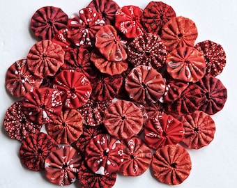 40 Assorted Red Prints 1 inch Miniature Fabric Yo Yos Applique Quilt Pieces Yoyo Scrapbooking Journal Embellishments