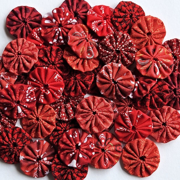 40 Assorted Red Prints 1 inch Miniature Fabric Yo Yos Applique Quilt Pieces Yoyo Scrapbooking Journal Embellishments