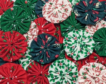 30 Assorted Christmas Prints 1.5 inch Yo Yos Applique Quilt Pieces YoYo Scrapbooking Embellishments Journal Trim