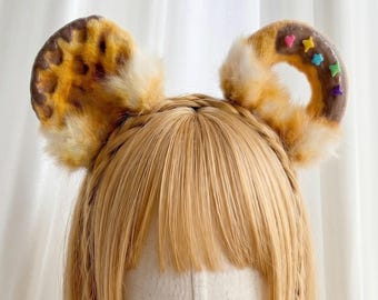 Diadema de orejas de ratón "Waffle" hecha a mano; Disfraz de roedor con temática de postre dulce, Kemonomimi de gofre esponjoso de color marrón dorado; Tocado inspirado en la comida