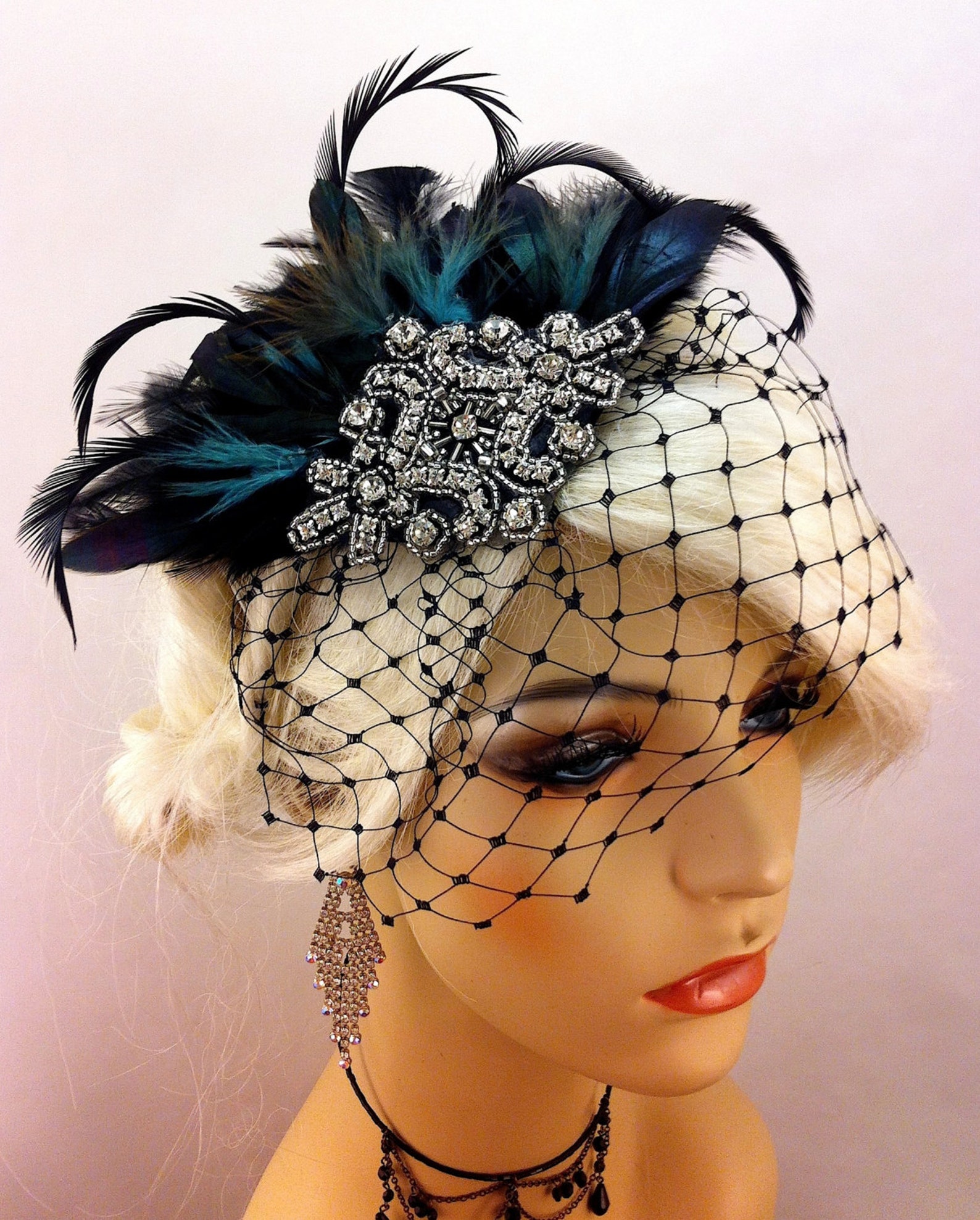 Шляпка гэтсби. Шляпка "леди". Шляпки женские ретро. Женский головной убор в стиле гэтсби. Шляпки женские вечерние.