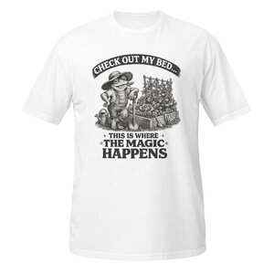 Kolla in min säng, det är här magin händer, t-shirt, rolig trädgårdsgroda, gåva, vintage trädgårdsgrafik