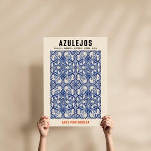 Peut inclure: Une affiche avec le mot "AZULEJOS" en noir en haut, avec les mots "COBALTO • BARROCO • HISTÓRIA • LISBOA • ALMA" en dessous. L'affiche présente un motif de carreaux bleus et blancs et les mots "ARTE PORTUGUESA" en bas.