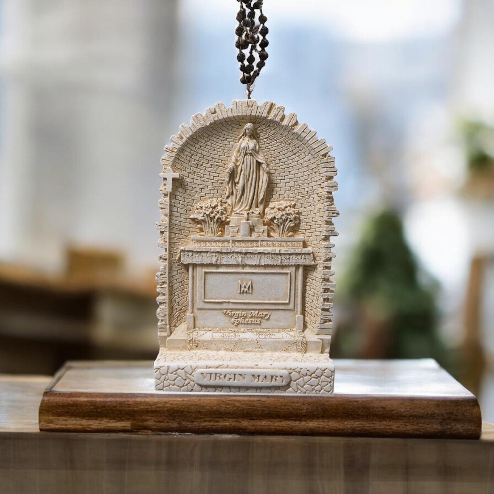 Estatua de poliéster de la Casa de la Virgen María con base – 19 cm