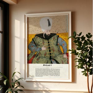 Puede incluir: Impresión enmarcada de una figura histórica, Ahmed I, con vestimenta tradicional. La obra presenta a un hombre con turbante blanco y barba, vistiendo una túnica estampada en verde y azul. La impresión incluye texto en la parte inferior, sobre un fondo amarillo y dorado.