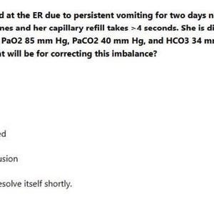 Puede incluir: Una pregunta médica con respuestas de opción múltiple. El texto describe la condición de un paciente, incluyendo síntomas y mediciones de gases en sangre. La pregunta trata sobre el tratamiento adecuado. La respuesta correcta, resaltada en naranja, es la administración de infusión IV de solución salina al 0,9%.
