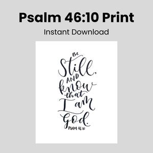 Puede incluir: Una impresión blanca con el texto "Psalm 46:10 Print" en la parte superior, seguido de "Instant Download". El texto principal en escritura elegante dice "Be Still and know that I am God." El texto inferior dice "Psalm 46:10".