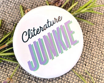 Cliterature Junkie – Button Pin