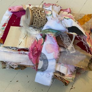 Pacote de Costura Lenta Rosa e Bege Suave | Tecidos Vintage e Tingidos à Mão, Rendas, Linhas, Tecido de Casca de Árvore, Lenços e Acabamentos