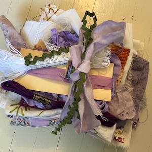 Pacote de Costura Lenta Lavanda: Tecidos Vintage, Rendas, Linhas e Tecido de Casca de Árvore