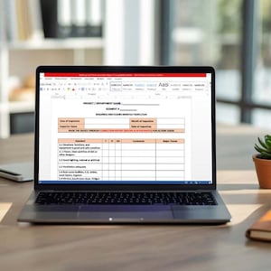 Könnte beinhalten: Ein Laptop zeigt ein Dokument auf einem Holztisch. Eine braun-weiße Tasse, eine kleine Sukkulente in einem Terrakottatopf, ein Notizbuch und ein Stift befinden sich ebenfalls auf dem Schreibtisch. Der Hintergrund umfasst ein Bücherregal und ein Fenster.