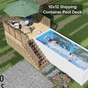 Könnte beinhalten: Ein 10x12 Schiffscontainer-Pooldeck mit Holzdeck, Treppe und grünem Sonnenschirm. Im Pool schwimmen zwei Personen. Im Hintergrund befinden sich eine Feuerstelle und eine Sitzecke. Bamboo Designs Logo unten links.
