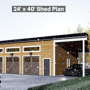 Könnte beinhalten: Ein Schuppenplan-Design mit dem Text "24' x 40' Shed Plan". Das Gebäude hat drei Garagentore, eine Seitentür und einen Carport. Die Fassade ist eine Kombination aus braunen und beigen Verkleidungen. Das Logo von Bamboo Designs befindet sich unten links.