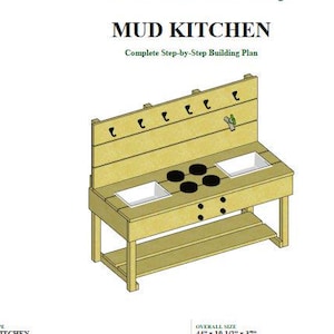 Puede incluir: Un documento digital titulado Bamboo Designs Home Plans & Designs Mud Kitchen, que presenta una ilustración 3D de una cocina de barro de madera con fregadero y estufa, junto a veinte miniaturas de planos de construcción y pasos de montaje.