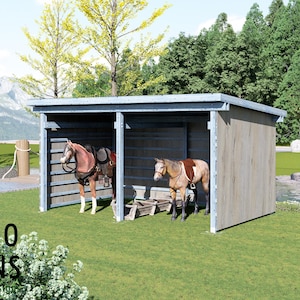 Puede incluir: Un refugio rectangular de madera para caballos con techo plano y frente abierto, que alberga dos caballos equipados con sillas de montar y bridas. La estructura presenta paneles de pared horizontales y un marco de metal. El texto BAMBOO DESIGNS Home Plans & Design es visible.