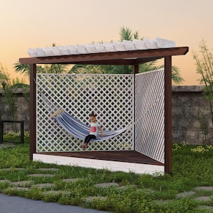 Può includere: Un rendering digitale di una scena di giardino con un pergolato in legno, un traliccio bianco e un'amaca a righe blu e bianche. Un bambino è seduto sull'amaca. Un'altalena è sullo sfondo. Il logo "Bamboo Designs" è in basso a sinistra.