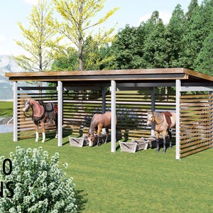 Puede incluir: Un refugio de madera para caballos de tres bahías con techo plano y paredes de listones horizontales, que alberga tres caballos con monturas y comederos. El texto BAMBOO DESIGNS Home Plans & Designs es visible en la esquina inferior izquierda.
