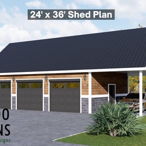 以下が含まれることがあります： 24' x 36'の小屋のプランのレンダリング。建物は濃い灰色の屋根、3つのガレージドア、カーポートを備えています。外装は木材サイディングと石のアクセントが特徴です。画像にはBamboo Designsのロゴが含まれています。