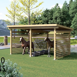 Puede incluir: Un refugio de madera para caballos con diseño de listones y techo plano, que alberga dos caballos marrones junto a un comedero. La estructura está situada sobre un césped, con el texto BAMBOO DESIGNS Home Plans visible en la esquina inferior izquierda.