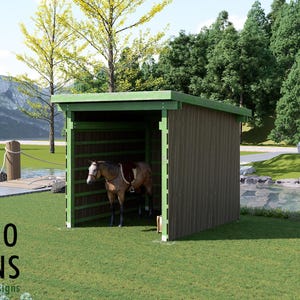 Puede incluir: Un refugio de madera marrón para caballos con techo y marco verdes, que presenta un diseño frontal abierto. Dentro de la estructura hay un caballo marrón con una silla de montar. El texto BAMBOO DESIGNS Home Plans & Designs es visible abajo a la izquierda.