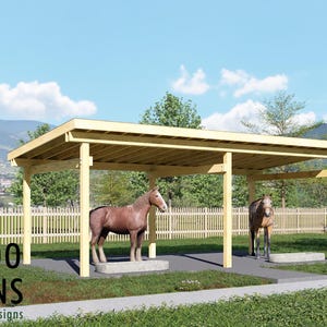 Puede incluir: Un refugio de madera abierto por los lados con un techo plano sostenido por cuatro postes, con dos caballos marrones de pie sobre bases de hormigón. El texto BAMBOO DESIGNS Home Plans & Designs es visible en la esquina inferior izquierda.