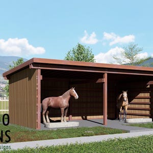 Puede incluir: Un establo de caballos de madera marrón con dos boxes, cada uno con una estatua de caballo. La estructura se encuentra sobre un fondo de hierba verde, árboles y una cordillera. El texto "BAMBOO DESIGNS" es visible en la esquina inferior izquierda.