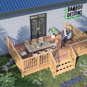 Puede incluir: Una terraza de madera elevada con una mesa de comedor y sillas, una silla colgante y una persona de pie en la terraza. La terraza está rodeada por una barandilla de madera y escaleras. El edificio tiene un letrero que dice "Bamboo Designs".