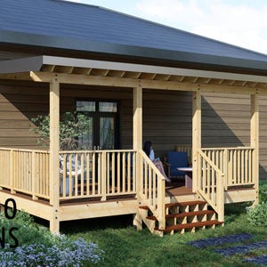 Puede incluir: Un porche de madera con barandilla y escaleras está adjunto a una casa con revestimiento marrón. El porche tiene techo y está amueblado con sillas y una mesa. El texto "BAMBOO DESIGNS" es visible en la esquina inferior izquierda.