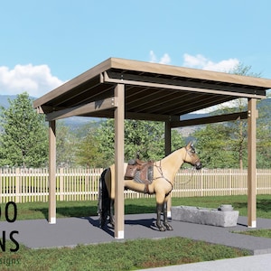 Puede incluir: Un refugio de madera para caballos con techo plano sostenido por cuatro postes, con un caballo ensillado de pie junto a un abrevadero de piedra. El texto BAMBOO DESIGNS Home Plans & Designs es visible en la esquina inferior izquierda.