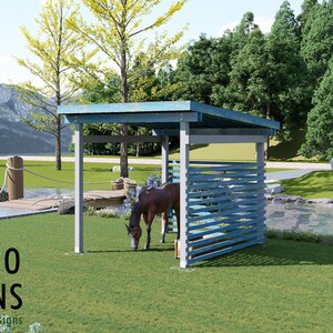 Puede incluir: Un refugio de madera azul para caballos con techo inclinado y paredes laterales de listones horizontales, situado sobre un césped. Un caballo marrón se encuentra dentro. El texto BAMBOO DESIGNS Home Plans & Designs aparece abajo a la izquierda.