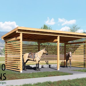 Puede incluir: Un refugio de madera para caballos con techo inclinado y paredes de listones horizontales. Dos caballos están dentro sobre un suelo de hormigón. El texto BAMBOO DESIGNS Home Plans & Designs es visible en la esquina inferior izquierda.