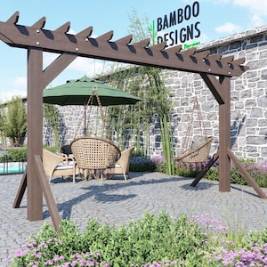 Op de afbeelding: Bruine houten pergola met schommel en zithoek. Het dak van de pergola is voorzien van lamellen. Een groene parasol beschaduwt een rotan stoel en tafeltje. De scène speelt zich af op een stenen terras met weelderig groen.