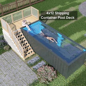 Puede incluir: Vista aérea de una cubierta de piscina de contenedor de envío con una persona nadando en la piscina. La cubierta tiene una escalera y barandilla de madera. El texto "4x12 Shipping Container Pool Deck" es visible.