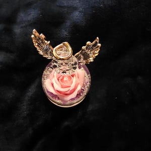 Ange gardien avec rose stabilisée - Dôme souvenir d'anniversaire