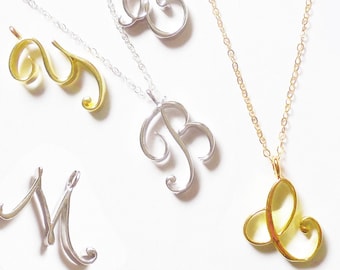 Initialhalsband, handskrivet initialhalsband, personligt initialhalsband för manusbrev, nätt charmbrev, brudtärnepresent
