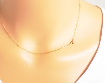 Collar con inicial lateral, collar con inicial pequeña, collar con inicial delicada, joyería personalizada, joyería delicada, collar con letra