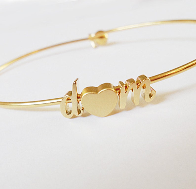 Initialarmband guld kursiv initial hjärtarmband armband skrift gemener, alla hjärtans dag-present. brudtärnepresent bröllop minimalistisk bild 1