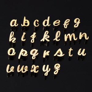 Initialarmband guld kursiv initial hjärtarmband armband skrift gemener, alla hjärtans dag-present. brudtärnepresent bröllop minimalistisk bild 5