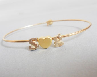 LOVE Liten guldfärgad bokstav & hjärta armband Armband med små bokstäver, Alla hjärtans dag present - guld initial. Brudtärnepresent Bröllop Minimalistisk Alla hjärtans dag