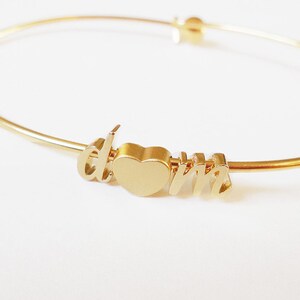 Initialarmband guld kursiv initial hjärtarmband armband skrift gemener, alla hjärtans dag-present. brudtärnepresent bröllop minimalistisk bild 2
