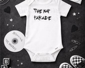 El mono de bebé del desfile de la siesta